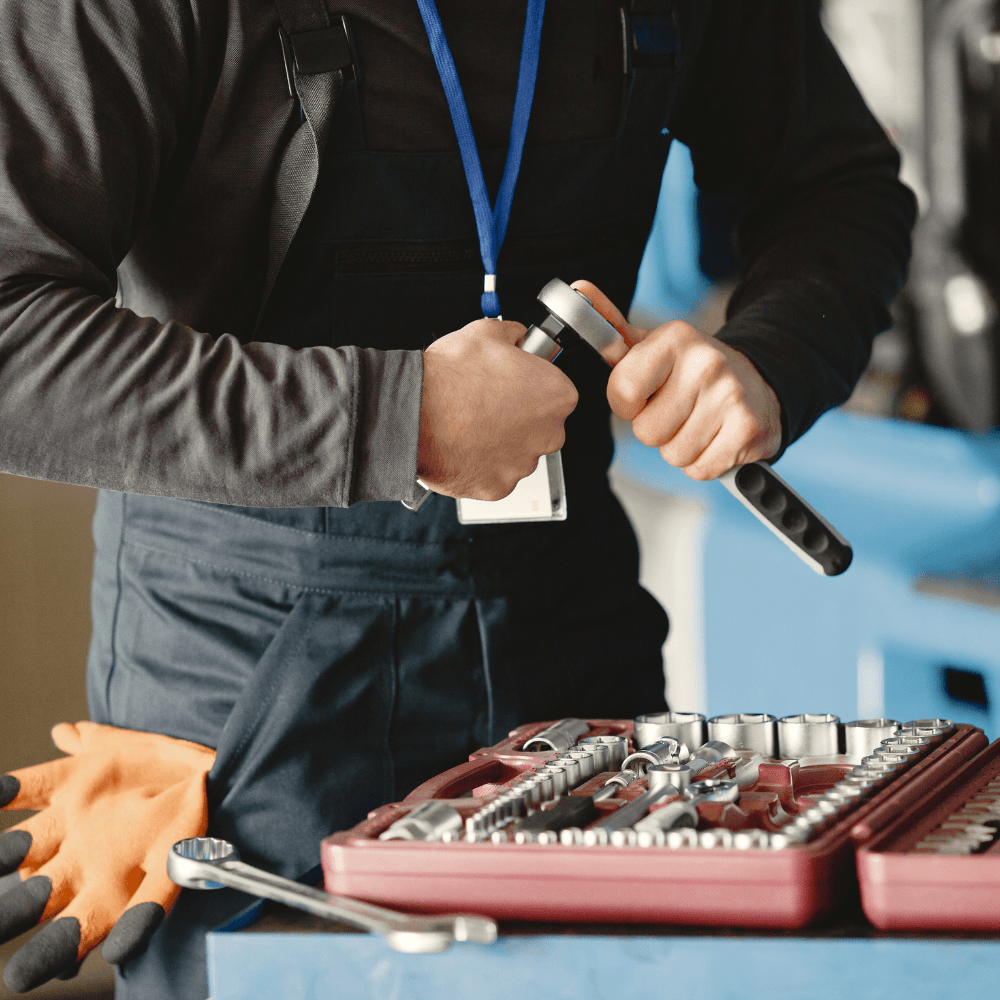 Técnico instalando horno empotrado